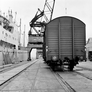 857548 Afbeelding van enkele gesloten goederenwagens, vermoedelijk op een kade in de Merwehaven te Rotterdam.